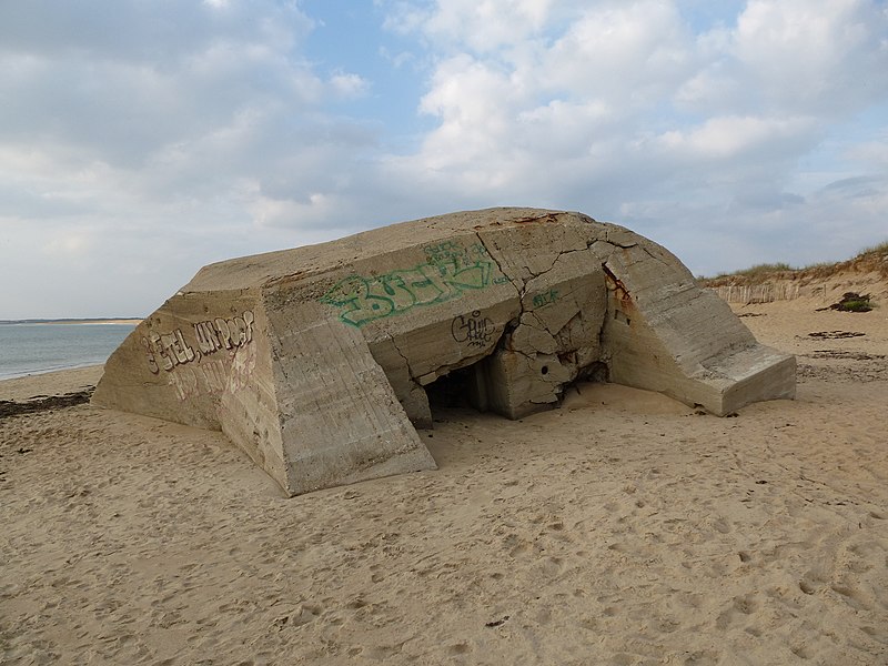 File:Blockhaus plage de kerminihy a erdeven - panoramio.jpg