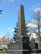 Հուշարձան Կուտուզովի պատվին (Կուտուզովը մահացել է Բոլեսլավեցում 1813 թվականի ապրիլի 28-ին, նրա պատվին ձուլածո երկաթե հուշարձան կանգնեցվել է 1819 թվականին):