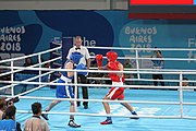 Deutsch: Boxen bei den Olympischen Jugendspielen 2018 Tag 12, 18. Oktober 2018 - Finale Leichtgewicht Mädchen – Oriana Saputo (Argentinien, blau) schlägt Emma Lawson (Australien, rot) 5-0; Ringrichter ist José Romero (Spanien). English: Boxing at the 2018 Summer Youth Olympics on 18 October 2018 – Girls' lightweight Bronze Medal Bout – Oriana Saputo (Argentina, blue) wins over Emma Lawson (Australie, red) 5-0; Referee is José Romero (Spain). Español: Boxeo en los Juegos Olímpicos Juveniles de Verano de 2018 en 18 de octubre de 2018 - Combate de medalla de bronce de las niñas: Oriana Saputo (Argentina, azul) gana a Emma Lawson (Australie, roja) 5-0; Árbitro es José Romero (España).