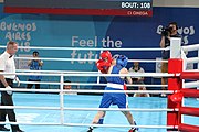 Deutsch: Boxen bei den Olympischen Jugendspielen 2018 Tag 12, 18. Oktober 2018 - Finale Leichtgewicht Mädchen – Oriana Saputo (Argentinien, blau) schlägt Emma Lawson (Australien, rot) 5-0; Ringrichter ist José Romero (Spanien). English: Boxing at the 2018 Summer Youth Olympics on 18 October 2018 – Girls' lightweight Bronze Medal Bout – Oriana Saputo (Argentina, blue) wins over Emma Lawson (Australie, red) 5-0; Referee is José Romero (Spain). Español: Boxeo en los Juegos Olímpicos Juveniles de Verano de 2018 en 18 de octubre de 2018 - Combate de medalla de bronce de las niñas: Oriana Saputo (Argentina, azul) gana a Emma Lawson (Australie, roja) 5-0; Árbitro es José Romero (España).