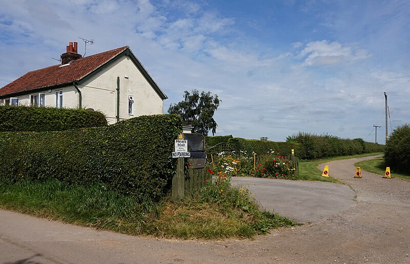 File:Bridleway at Little Wauldby Farm (geograph 5220654).jpg