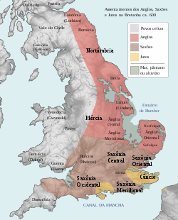 Mapa da Inglaterra, Gales e Escócia meridional. Os bretões estão representados no Sudoeste e no Noroeste da Inglaterra. No Nordeste estão os nortumbrianos, com os bernicianos ao norte dos deirianos. Os mercianos estão no centro, com os gainas, lindisfaras e anglos médios no Leste. Uma variedade de tribos menores está representada no Sul.