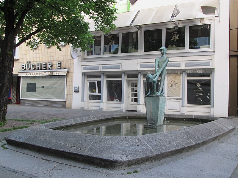 File:Brunnen mit Plastik "Spielende Kinder" - Hannover-Mitte Grupenstraße - panoramio.jpg