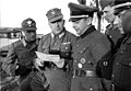 Bundesarchiv Bild 101I-280-1075-17A, Russland, Borislaw Kaminski, Besprechung mit Offizieren.jpg