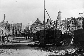 Le tank anglais, vu depuis l'église.