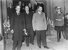 Chamberlain (à gauche) et Hitler, 1938.