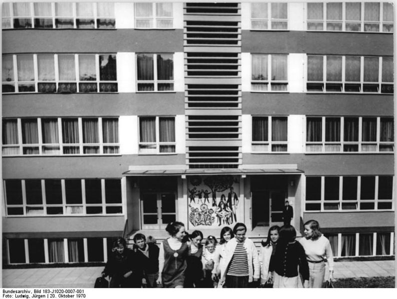 File:Bundesarchiv Bild 183-J1020-0007-001, Erfurt, 17. polytechnische Oberschule.jpg