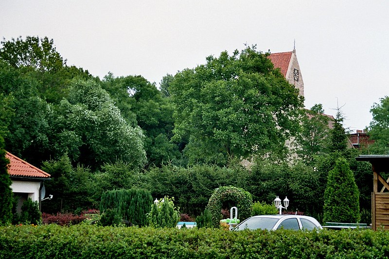 File:Cörmigk (Könnern), Blick zur Dorfkirche.jpg