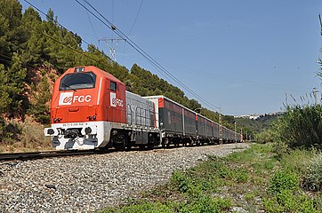 Español: La locomotora diésel-eléctrica 353.02 de FGC (ex-Renfe serie 310.101) con el Cargometro por la doble curva de Castellbisbal en la línea de Vilafranca. Català: La llocomotora dièsel 353.02 de FGC (ex-Renfe serie 310.101) amb el Cargometro per la doble curva de Castellbisbal a la línea de Vilafranca.