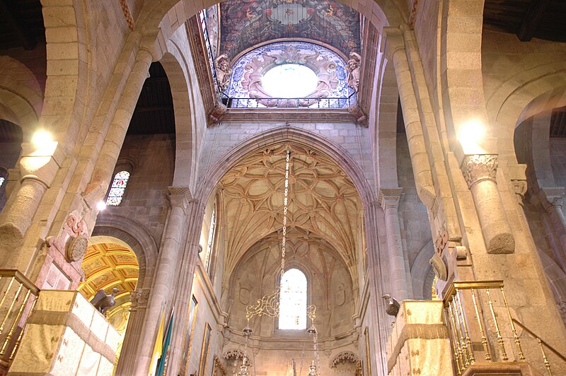 File:Catedral de Braga - Interior Cimbori.JPG