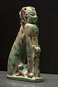 Statuette percée. Chatte à coiffure nubienne et son chaton, v. 780-525. Faïence siliceuse, bleu vert clair à pois brun noir. H. 17 cm. Louvre