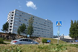 Kainuun keskussairaalan vanhan, arkkitehti Reino Koivulan suunnittelema 10-kerroksinen torniosa (1968).