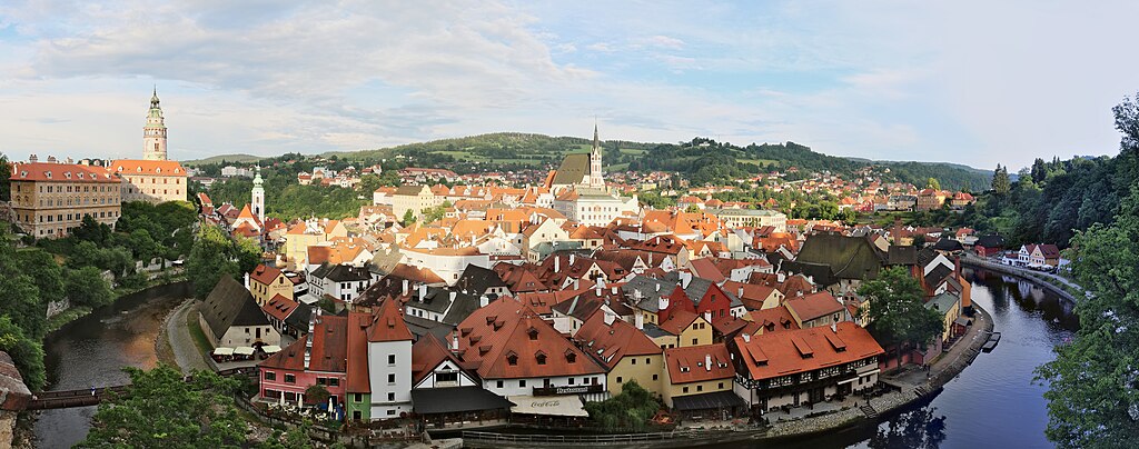 Blick vom Aussichtspunkt nähe Schlossgarten ostwärts auf Innere Stadt, Moldau und Schloss Böhmisch Krumau. Cesky Krumlov Oldtown