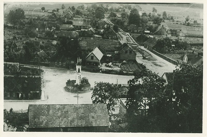 File:Chapel pillar of five hearts in Tirkšliai, Lithuania, interbellum.jpg