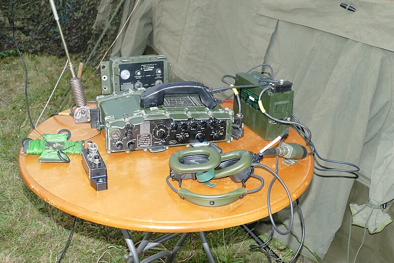 File:Clansman mobile radio equipment Dunsfold Wings and Wheels 2016 (29460185215).jpg