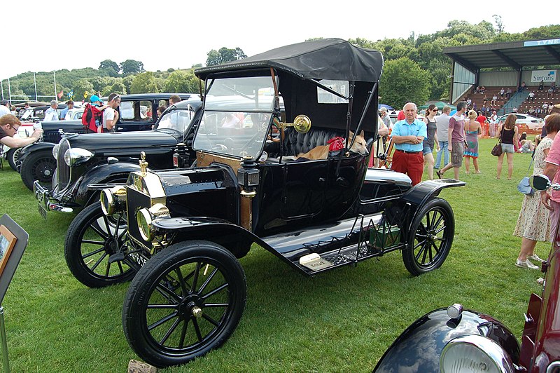 File:Corbridge Classic Car Show 2013 (9231371881).jpg