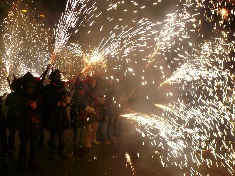 File:Correfoc infantil de la festa major de Sarrià 2013 -P1460959.jpg