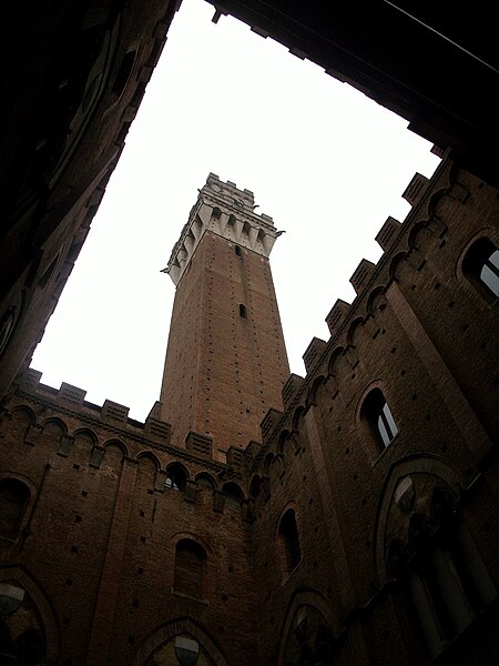 File:Cortile del Podestà i torre del Mangia (Siena).JPG