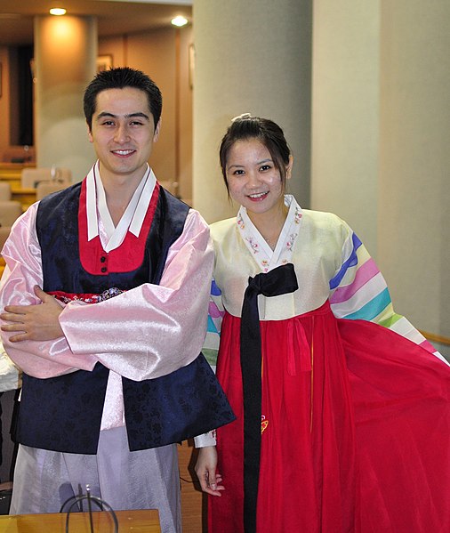 File:Couple in Hanbok.jpg