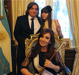 Кристина Фернандес со своим сыном и дочерью