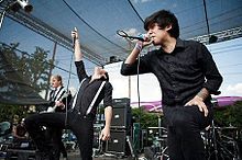 Crown the Empire interpretando