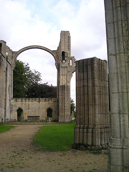 File:Croyland-Abbey, Blick zum Chorbogen des Mittelschiffes.jpg