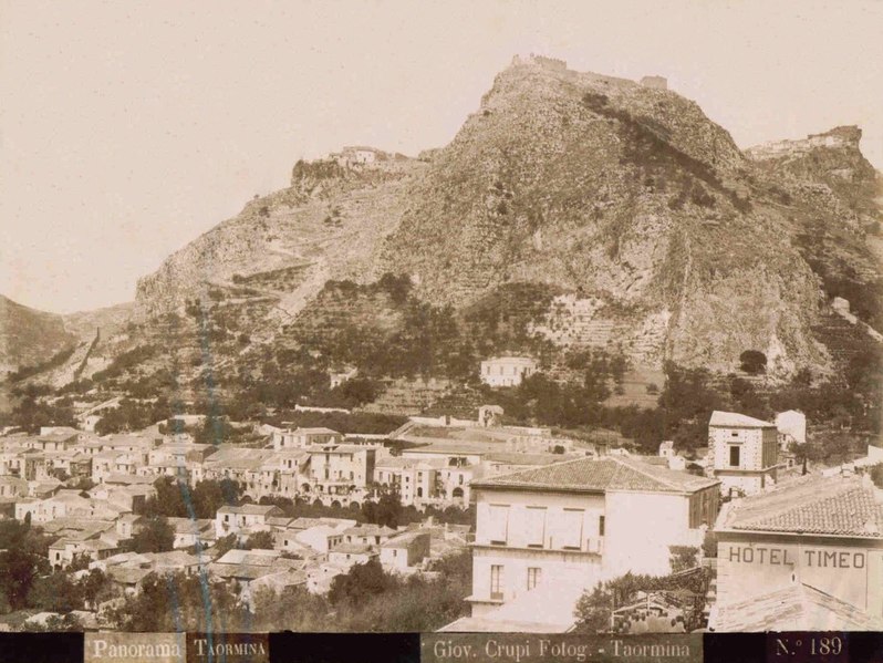 File:Crupi, Giovanni (1849-1925) - n. 189 - Panorama - Taormina.jpg