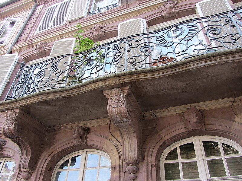 File:Détail balcon 7 place Saint Etienne à Strasbourg.jpg