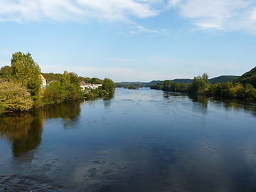 La Dordogne vue vers l'amont depuis le pont de Lalinde : Lalinde à gauche et Couze-et-Saint-Front à droite.