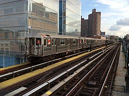 Downtown 1 train arriving at 125 St