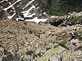 Alpinistas descem o cume da cauda do dragão perto da passagem de Logan