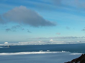 Mount Plymouth (the summit in the background) from near Ravda Peak, Livingston Island. Dryanovo Hts.jpg