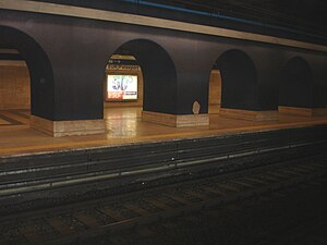 EUR 팔라스포르트 역의 승강장.