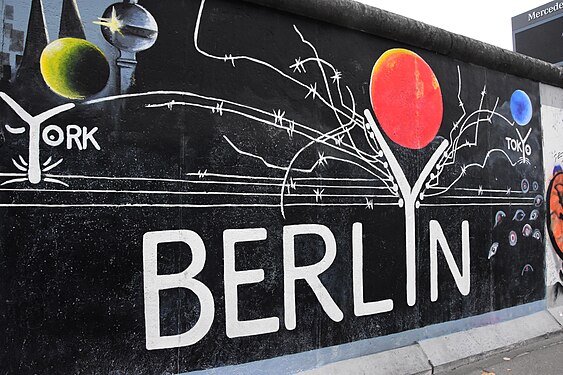 Die East Side Gallery als eine dauerhafte Open-Air-Galerie ist auf dem längsten noch erhaltenen Teilstück der Berliner Mauer