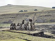 Vulcão Poike, no primeiro plano, Ahu Tongariki.