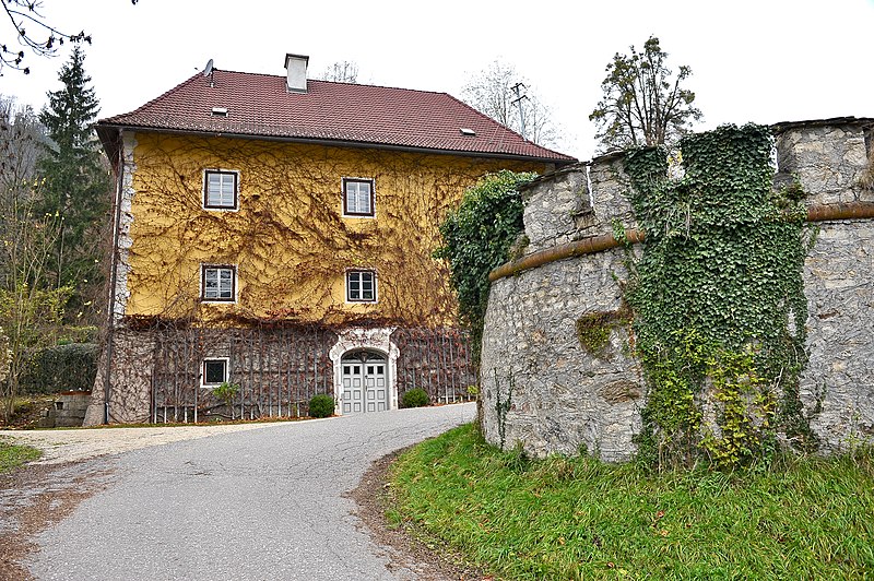 File:Eberstein Schlossberg 4 ehem Pfarrhof SO-Ansicht 14112013 339.jpg