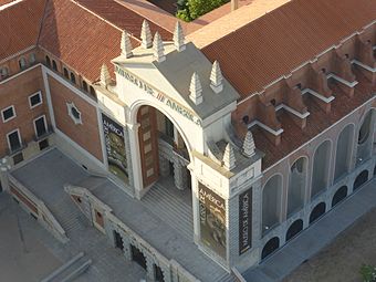 Fachada del Museo de América desde el Faro de Moncloa