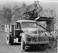 Dodge 2C i 1952. Sjåføren har sikra bilen med klossar foran hjula i tilfelle parkeringsbremsane ikkje skulle vera til å stola på.