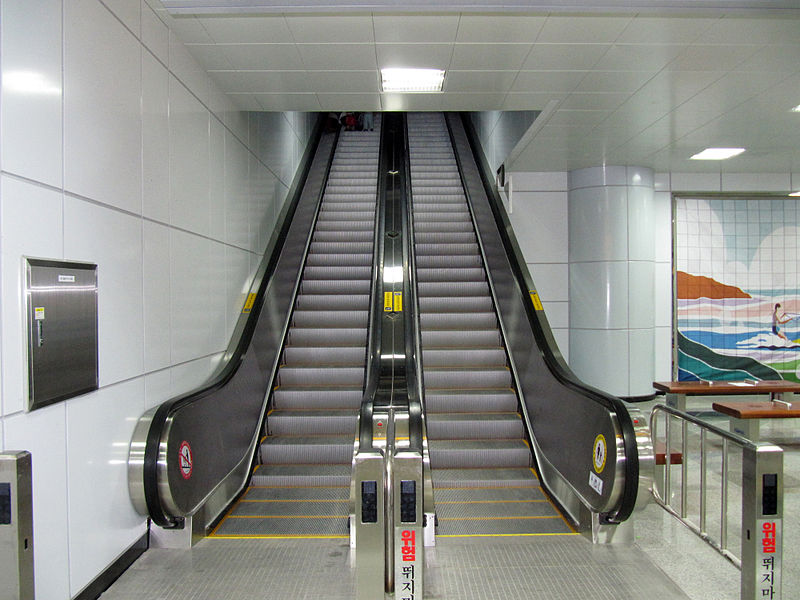 File:Escalator of Cheongpyeong Station.JPG