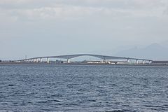 境港市と松江市にまたがる江島大橋。圧縮効果により、橋の勾配が横からの見た目よりも急なように見えている。