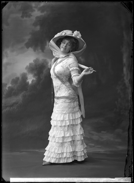 File:Ester Textorius in En smekmånad i Kina at Operett-teatern 1909 - SMV - NT010.tif