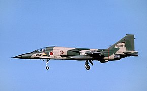 三沢基地に着陸しようとする航空自衛隊・三菱F-1