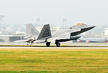 F-22 in touchdown sulla pista della Langley AFB in Virginia