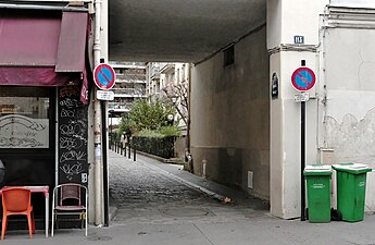 L'entrée de l'impasse se trouve au n°113 de la rue de Montreuil.