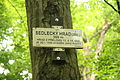 Čeština: Turistický rozcestník Sedlecký hrad u Sedlece, okr. Třebíč. English: Fingerpost of Sedlec castle near Sedlec, Třebíč District.