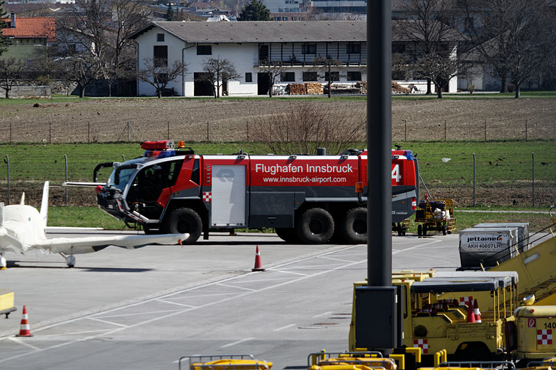 File:Flughafen Innsbruck im Frühling - Feuerwehr auf Standby (6904177780).jpg