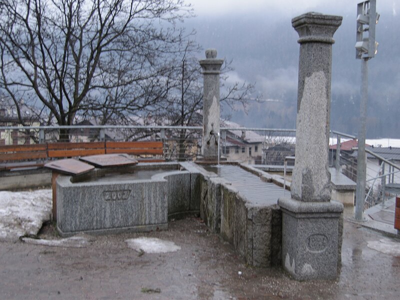 File:Fontana della piazza Monclassico.JPG