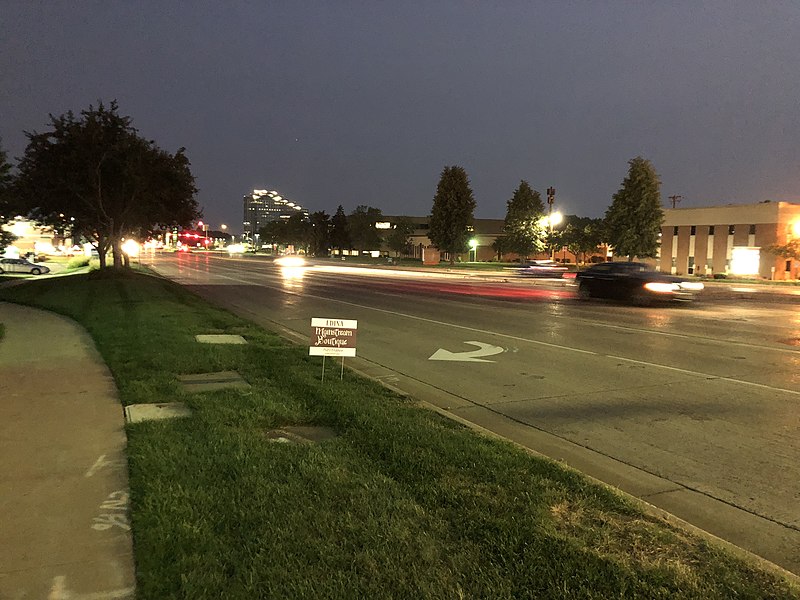 File:France Avenue at night, Edina, MN August 2018.jpg