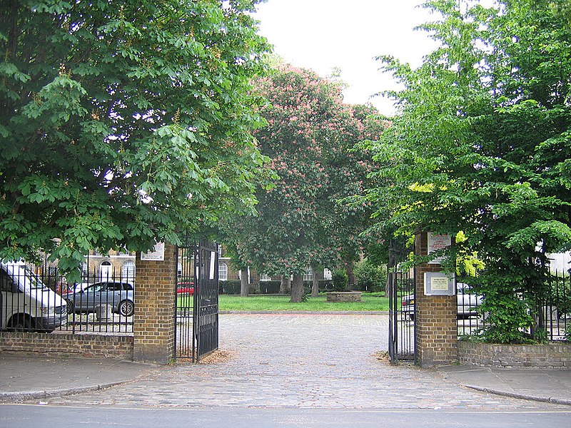 File:Gates to St Alfege churchyard - geograph.org.uk - 3375812.jpg