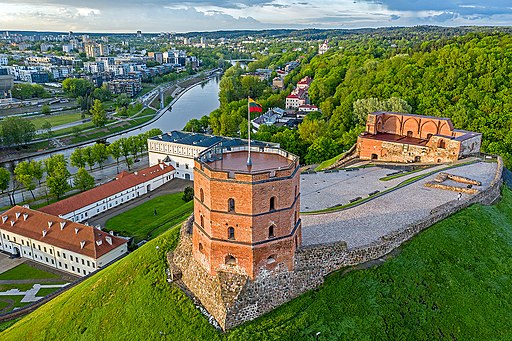 Vilnius, Blick nordostwärts auf den Gediminasturm der Burg Vilnius (UNESCO-Weltkulturerbe in Litauen)